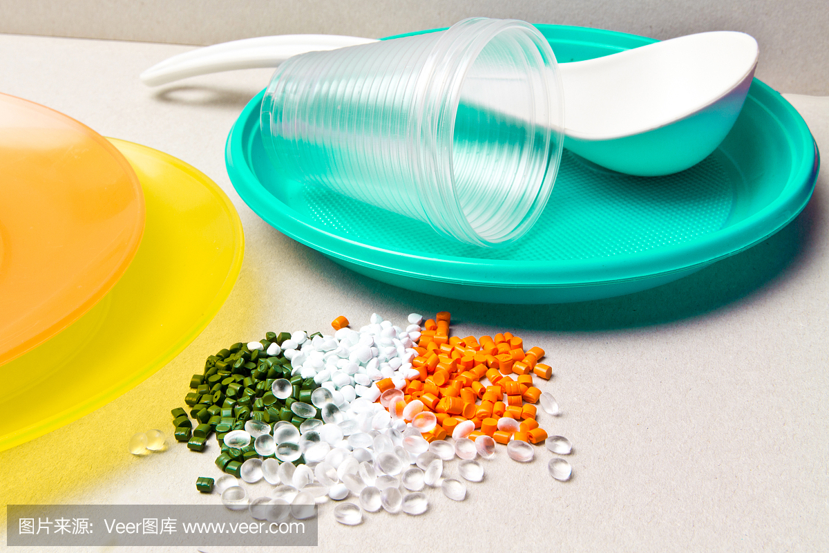 聚乙烯颗粒和一次性餐具由聚乙烯、聚丙烯制成。塑料原料及其制品